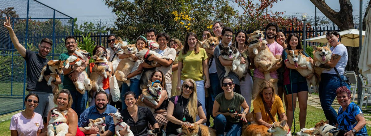 Turma de corgis reunida com seus donos e a embaixadora, Stephanie Al-Qaq (3)