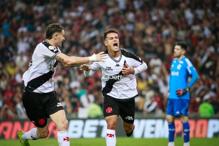 Vegetti e Coutinho comemoram gol de empate do Vasco no clássico dos milhões | Foto: Matheus Lima/ Vasco da Gama