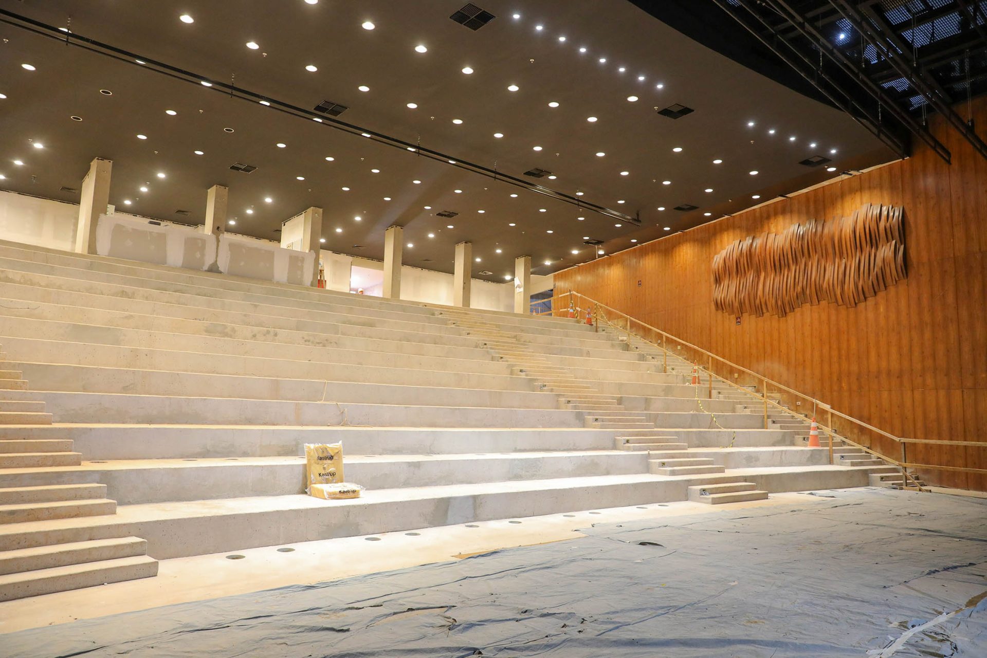 As obras na Sala Martins Pena estão na etapa final de acabamento; o espaço terá 488 novas cadeiras, desenhadas de acordo com a estética original esboçada pelo arquiteto Sérgio Rodrigues | Fotos: Paulo H. Carvalho/ Agência Brasília