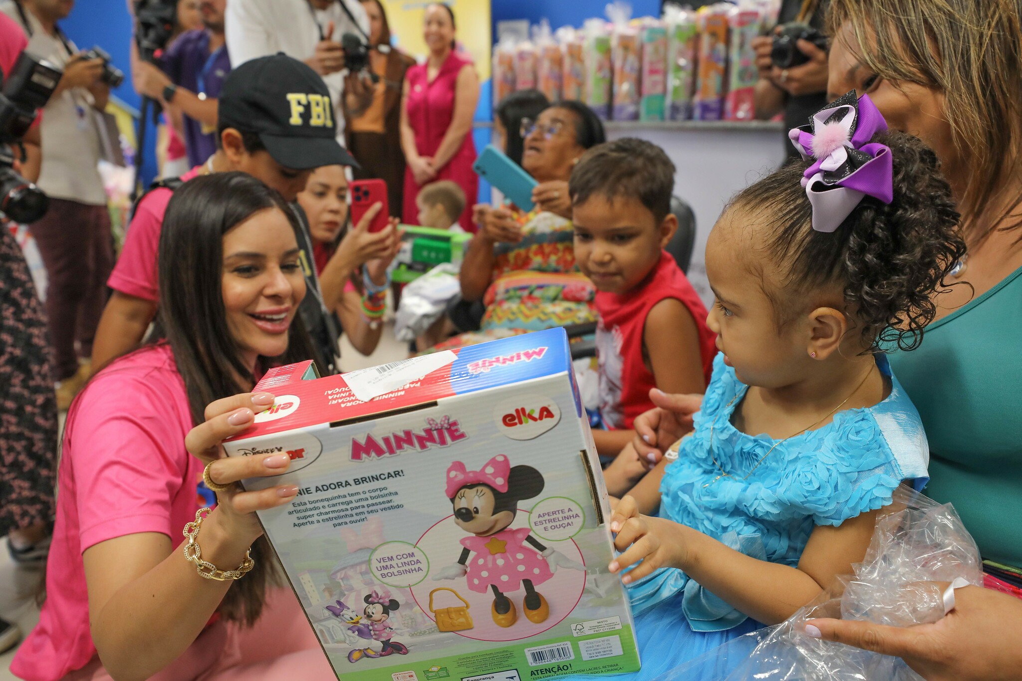 A primeira-dama Mayara Noronha Rocha, idealizadora da campanha Vem Brincar Comigo, participou da entrega de brinquedos no Hospital da Criança de Brasília. Foto: Paulo H. Carvalho/Agência Brasília