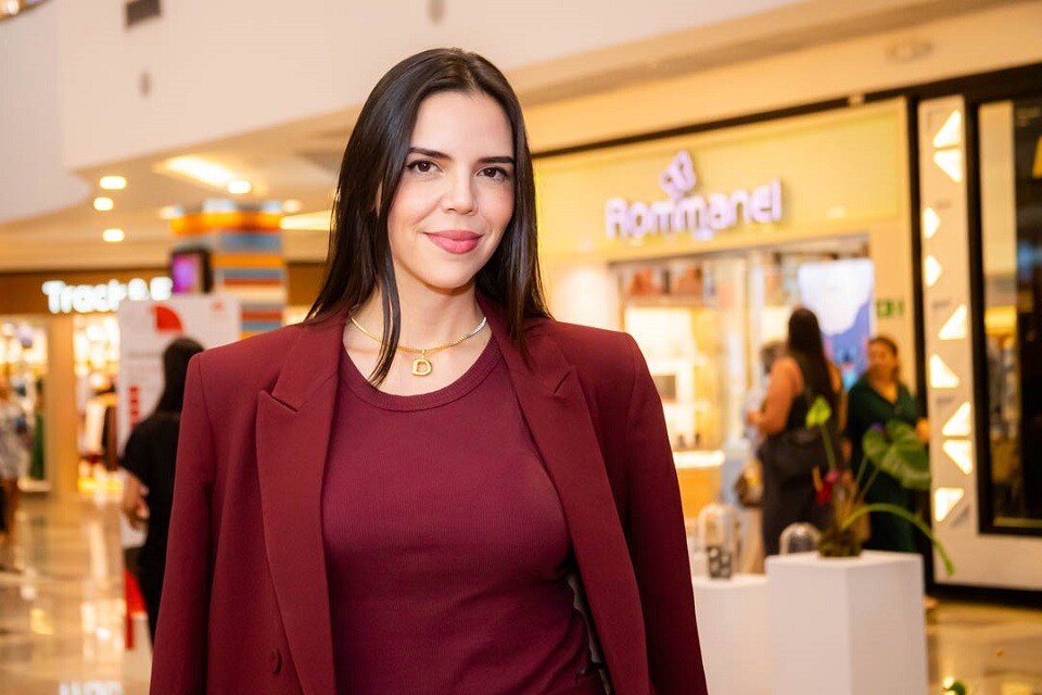 A estilista Débora Mangabeira se destaca como uma das mais requisitadas profissionais da moda atual | Foto: Rayra Paiva