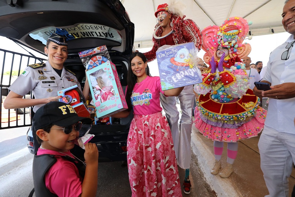 Apenas no drive thru de arrecadação foram doados mais de 20 mil brinquedos | Fotos: Paulo H. Carvalho/ Agência Brasília