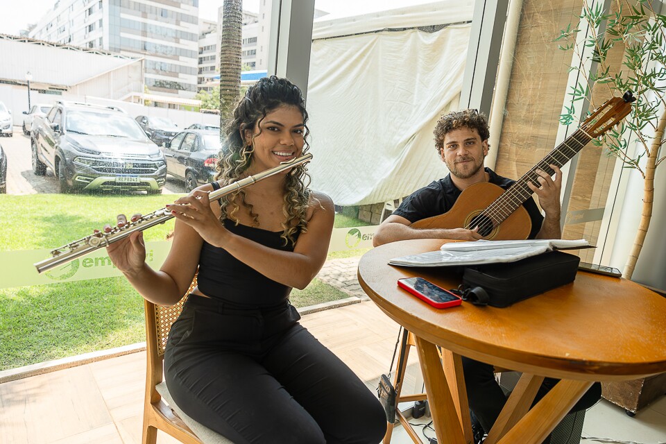 Dessa vez, a atração musical escolhida foi música instrumental com flauta e violão ao vivo | Foto: Vanessa Castro