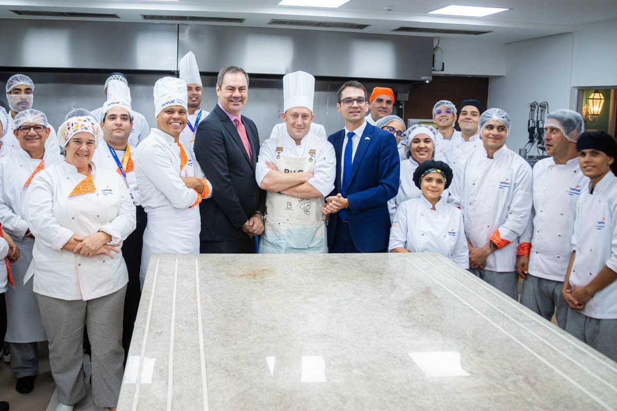 José Aparecido Freire, Lucas Rivas, Vitor Correa e alunos do SENAC 