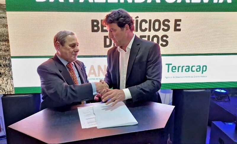 Mario William (Pres ABNT) e Guilherme Cunha Costa (ANRF) na assinatura de Convênio para a definição de Normas Técnicas para a regularização fundiária rural | Foto: Divulgação