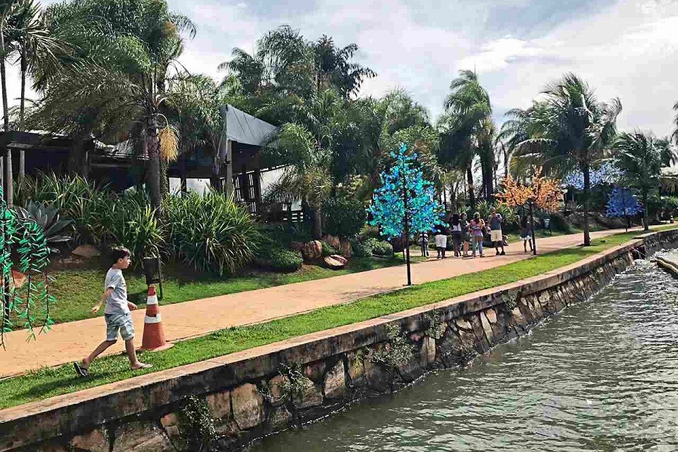 O Pontão do Lago Sul possui um vista privilegiada, além de vários espaços pensados para as crianças | Foto: Reprodução/ Instagram @sentidosdoviajar