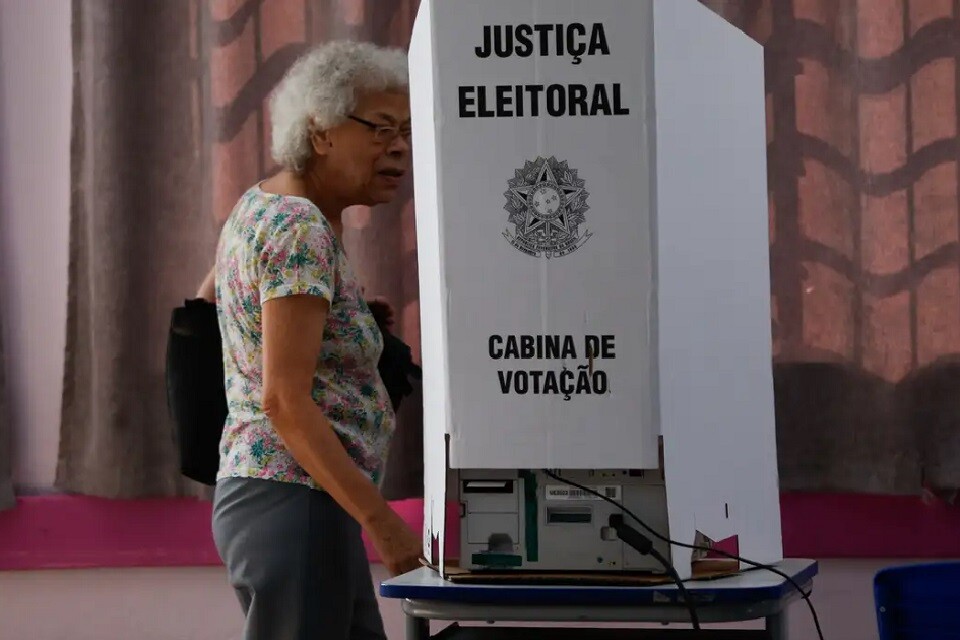 Os dados serão divulgados na medida em que os votos dos eleitores forem enviados pelas seções eleitorais ao tribunal | Foto: Paulo Pinto/ Agência Brasil