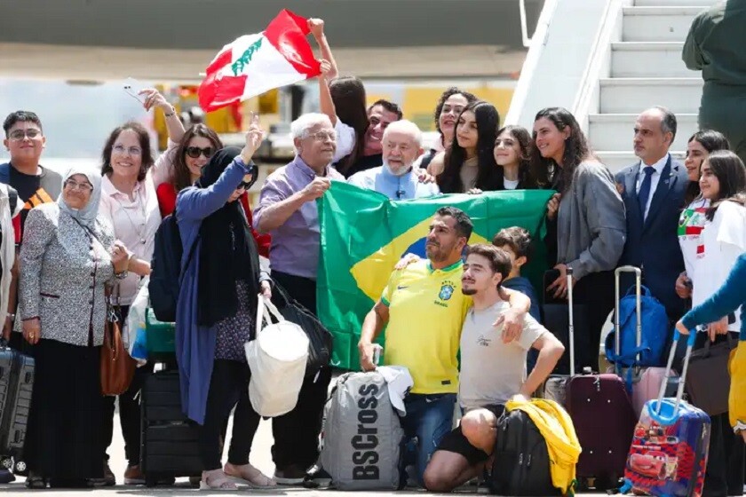 Presidente Lula foi ao encontro dos brasileiros repatriados logo após votar em Sao Bernardo do Campo | Foto: Paulo Pinto/ Agência Brasil