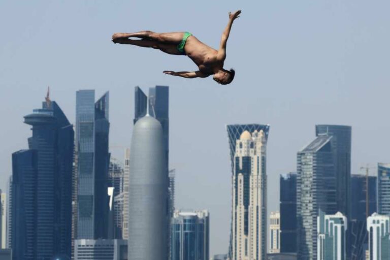 Jucelino Júnior, atleta brasileiro que competirá em Brasília, saltando no Mundial de Doha, no Catar, em 2024 | Foto: Istvan Derencsenyi/World Aquatics