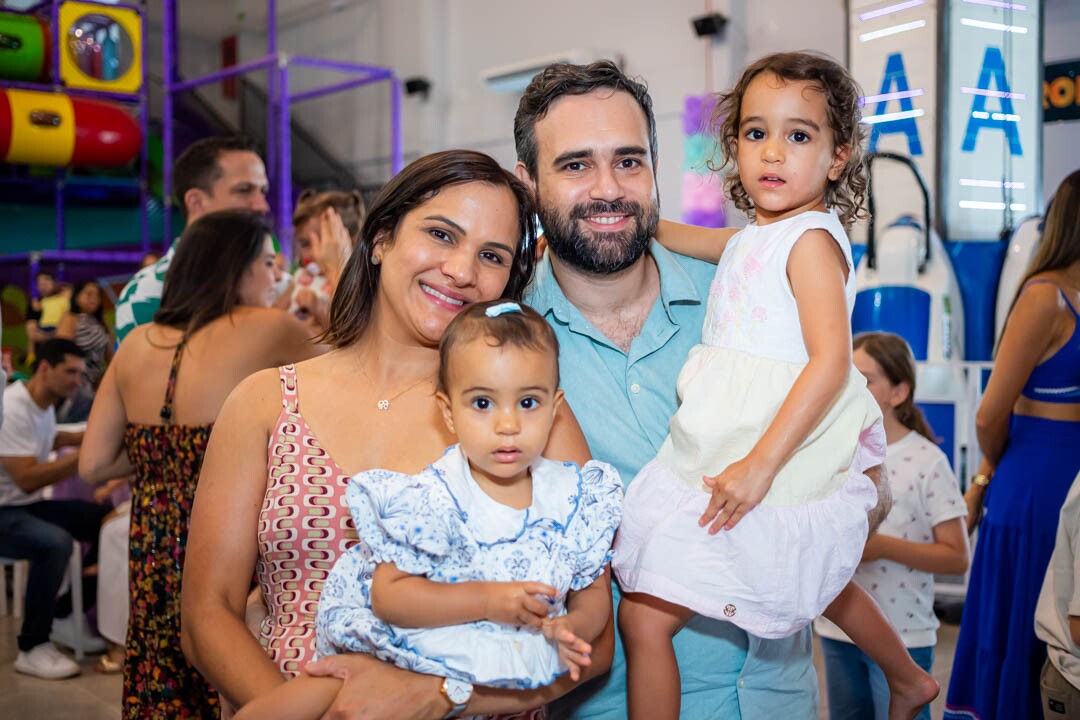 Stela e Rafael Rezende com as filhas Luísa e Letícia