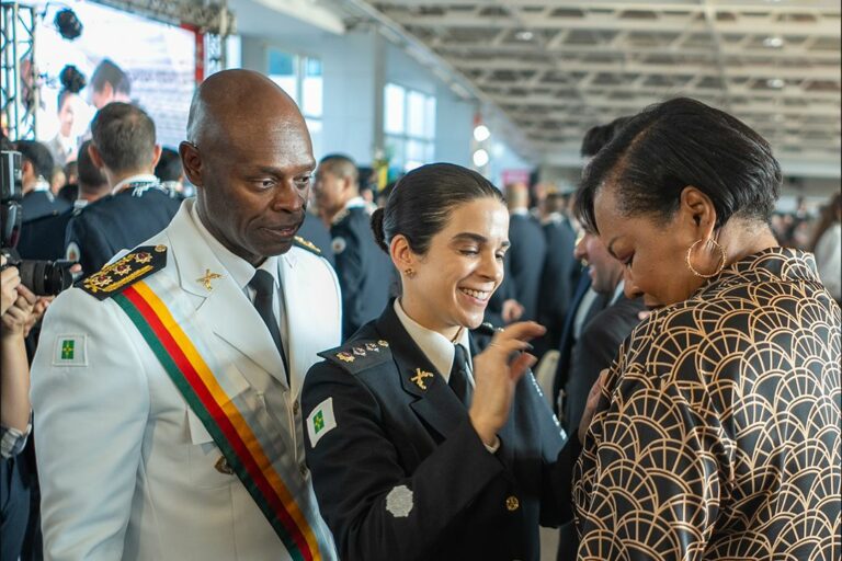 Doutora Jane recebe medalha da PMDF