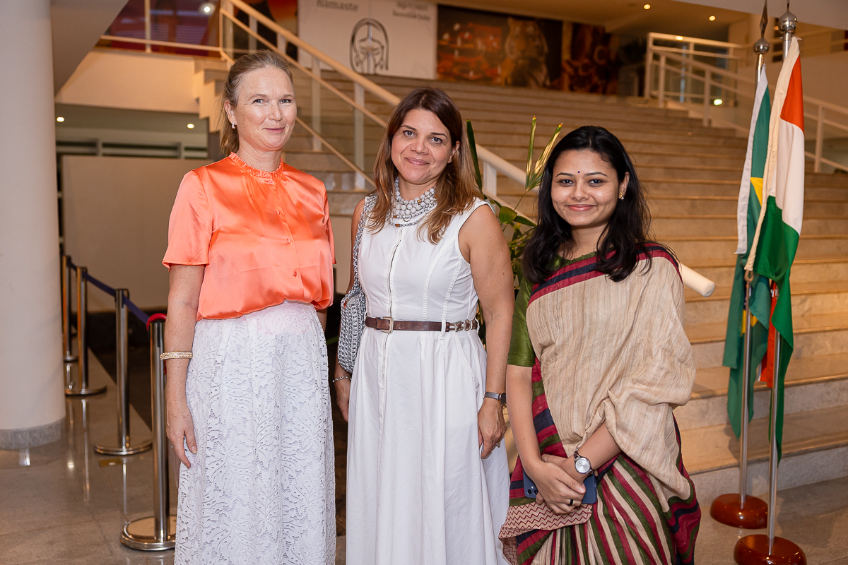 Hege Ruud, Eleni Menegatos e Vrushali