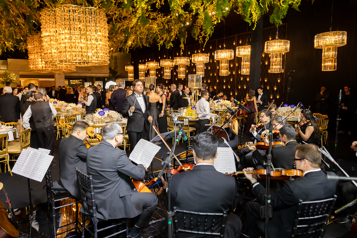 Orquestra com maestro Claudio Cohen 