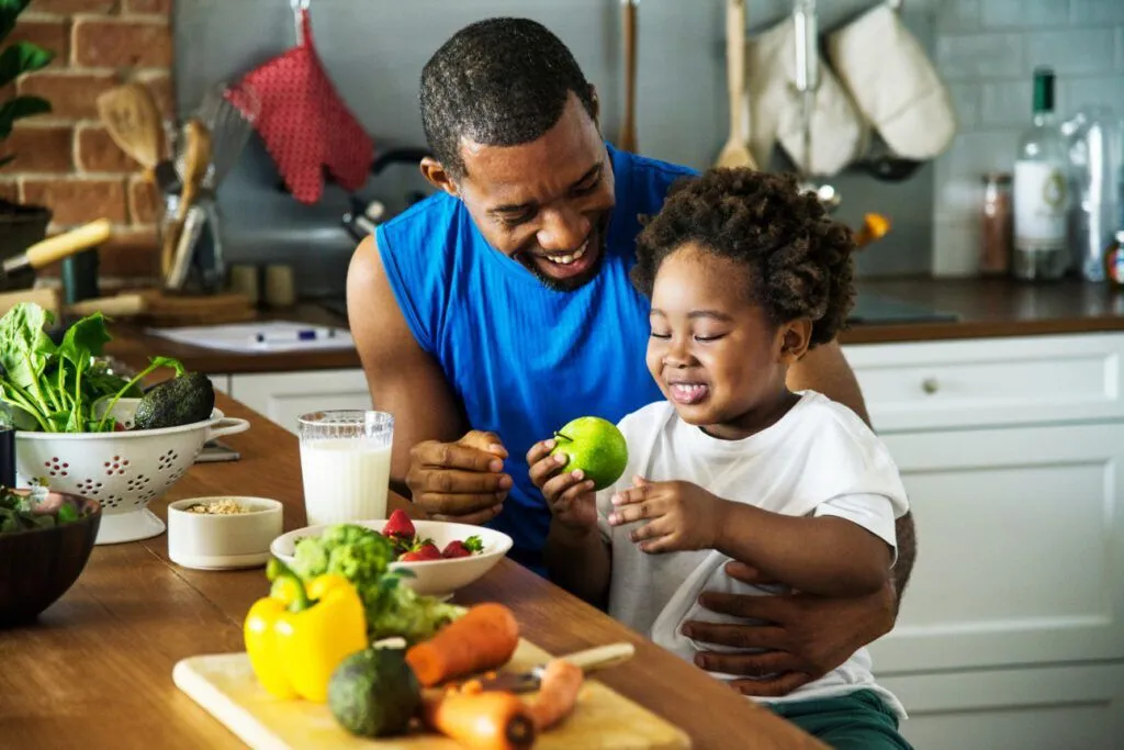 Lanches divertidos ajudam crianças a criarem uma relação melhor com alimentos saudáveis, explica nutricionista