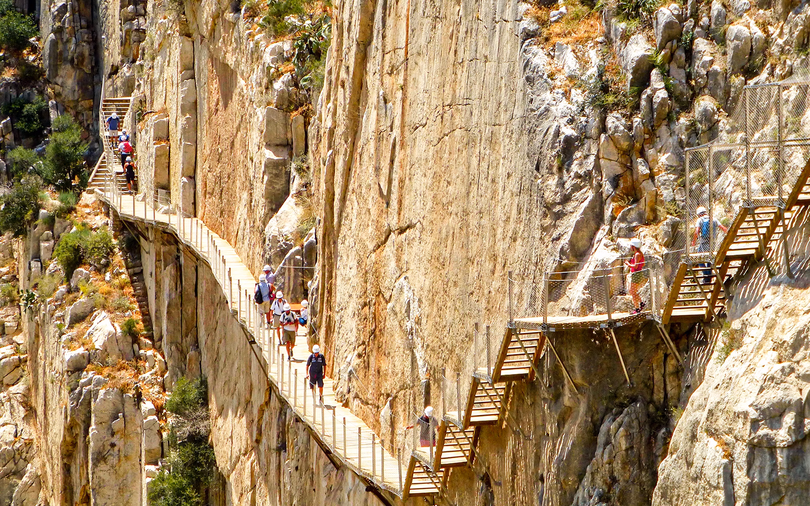 Adrenalina on! Conheça seis trilhas perigosas ao redor do mundo