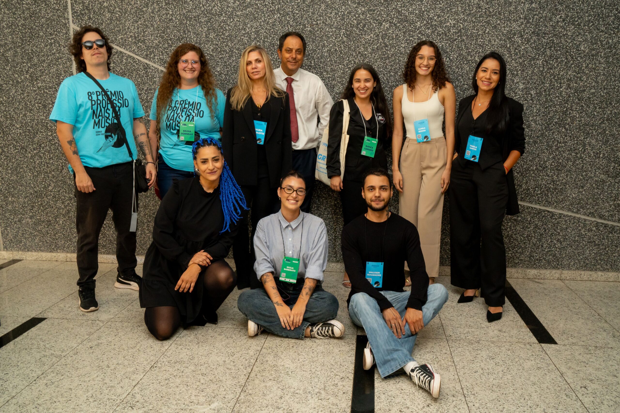 Gustavo Vasconcellos e Charlotte Vilela com a equipe da GRV, responsável pela produção do PPM