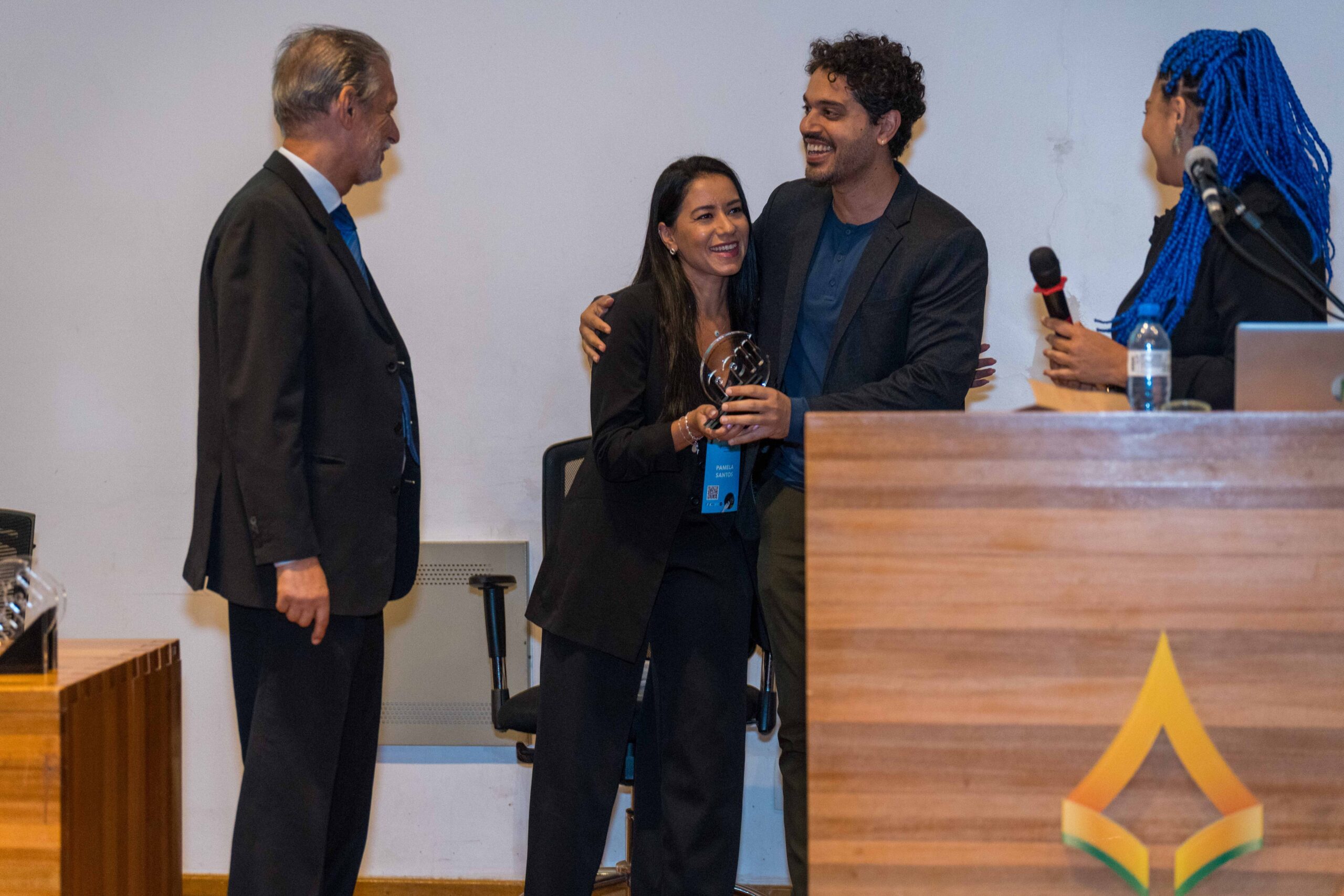 Henrique Neto recebe o troféu pela melhor Casa Noturna 