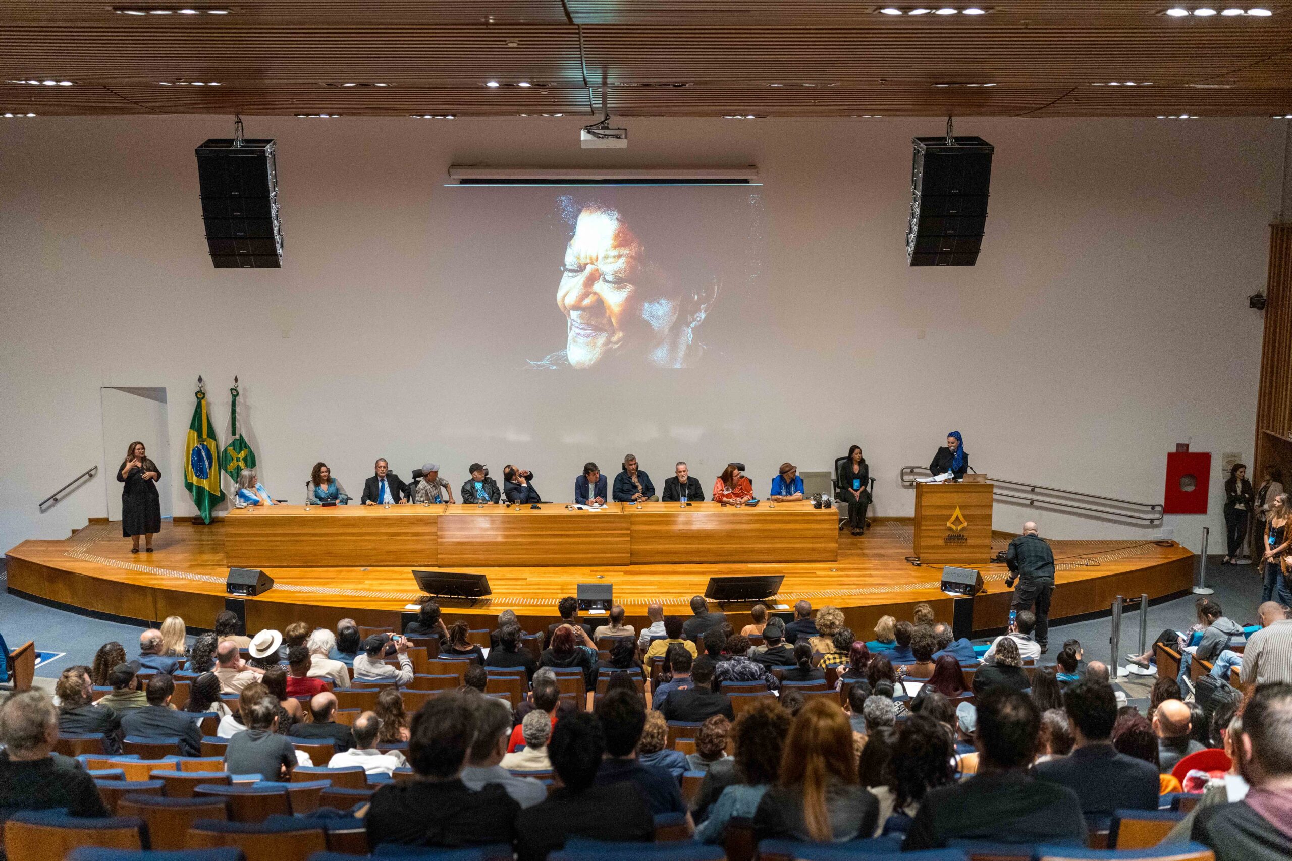 No telão, o público conferiu um pouco do que o evento prevê, como homenagem a artistas como Alaíde Costa 