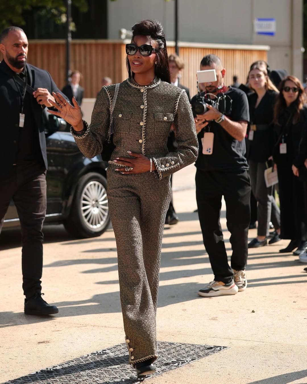 Celebridades marcam presença em desfiles da Semana de Alta-Costura de Paris