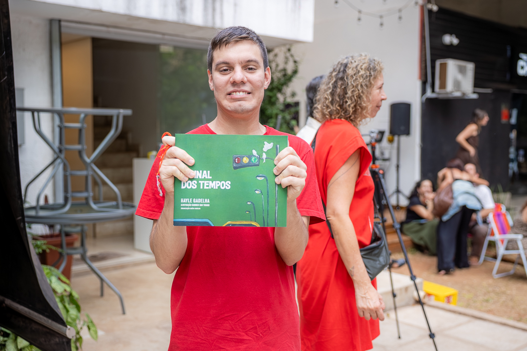 Na livraria Platô, Maíra Gadelha apresenta o livro O Sinal dos Tempos - Livro Livro - GPS Brasília - Portal de Notícias do DF