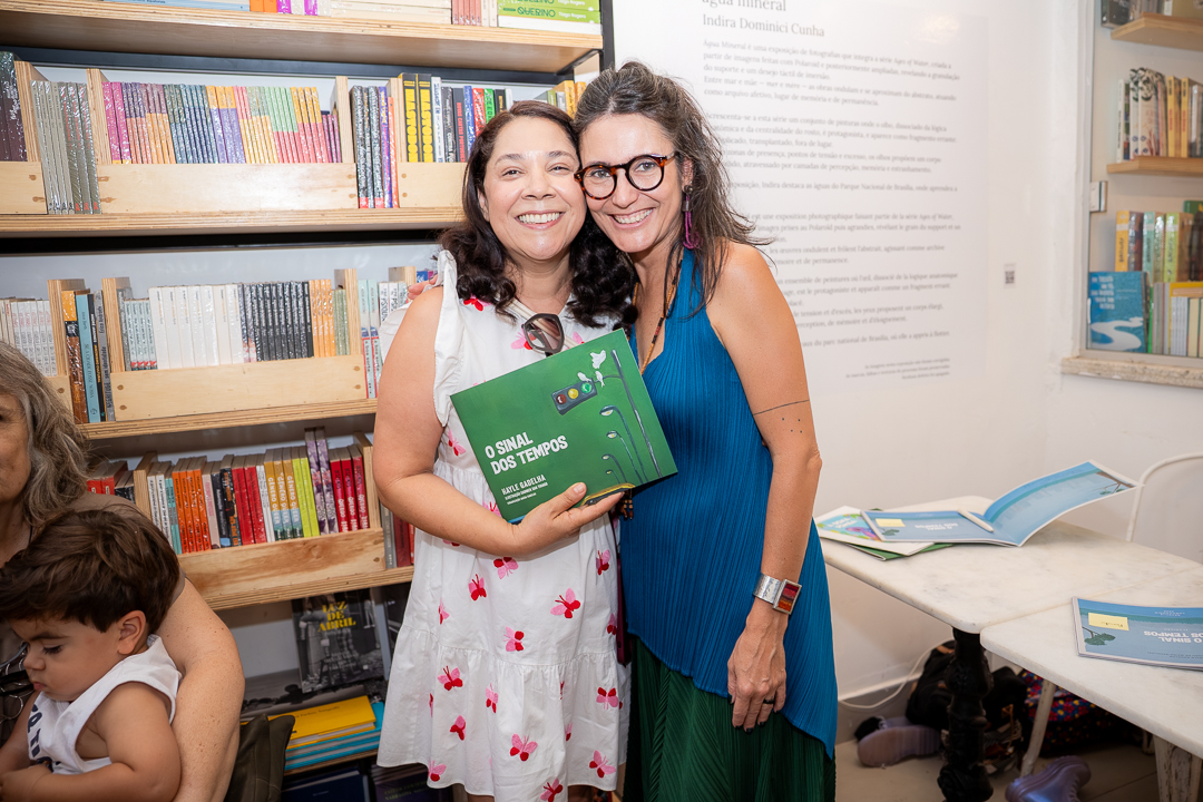 Na livraria Platô, Maíra Gadelha apresenta o livro O Sinal dos Tempos - Livro Livro - GPS Brasília - Portal de Notícias do DF