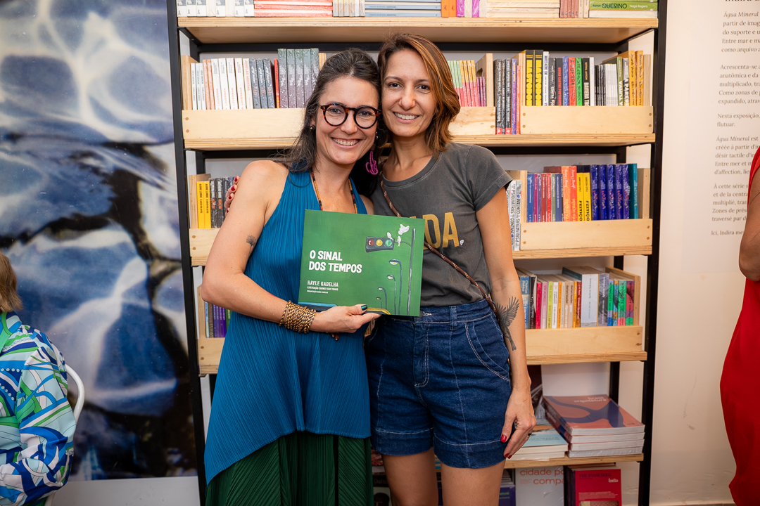 Na livraria Platô, Maíra Gadelha apresenta o livro O Sinal dos Tempos - Livro Livro - GPS Brasília - Portal de Notícias do DF