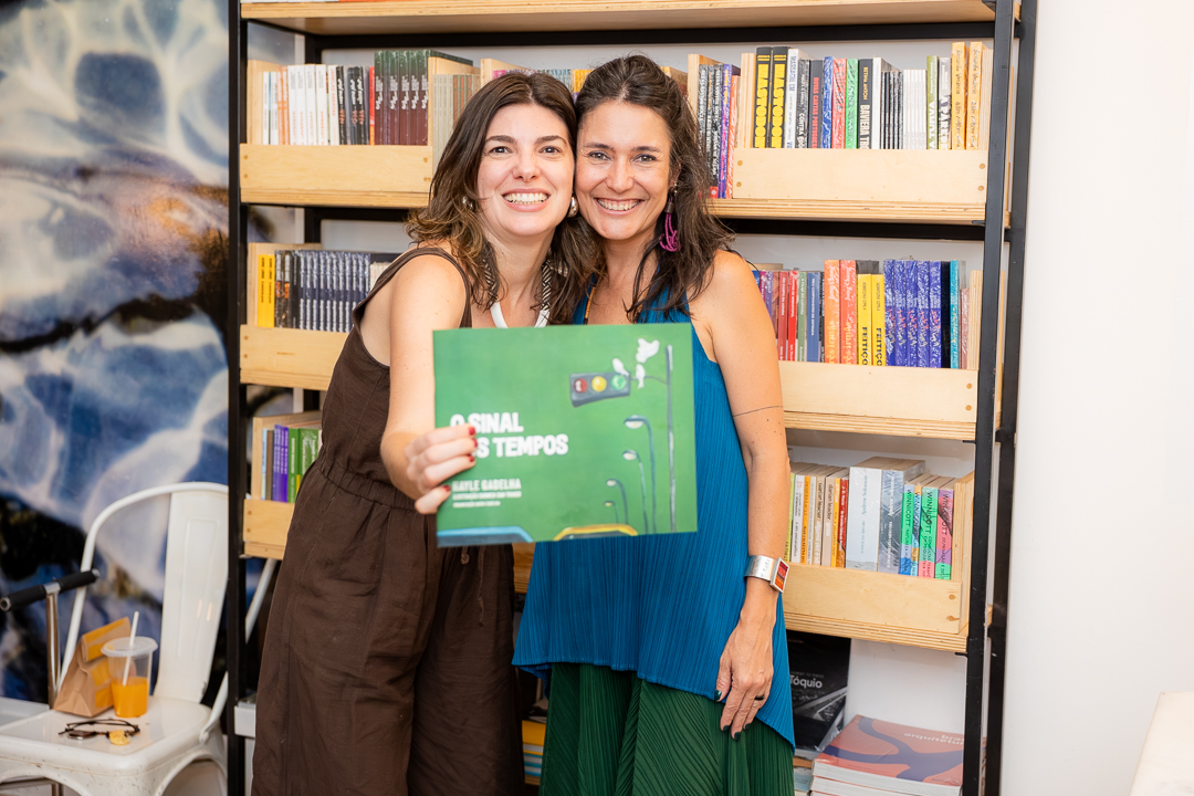 Na livraria Platô, Maíra Gadelha apresenta o livro O Sinal dos Tempos - Livro Livro - GPS Brasília - Portal de Notícias do DF