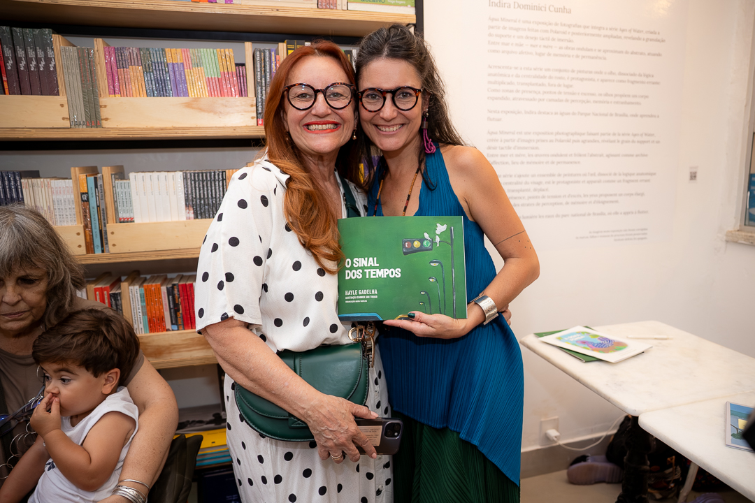 Na livraria Platô, Maíra Gadelha apresenta o livro O Sinal dos Tempos - Livro Livro - GPS Brasília - Portal de Notícias do DF