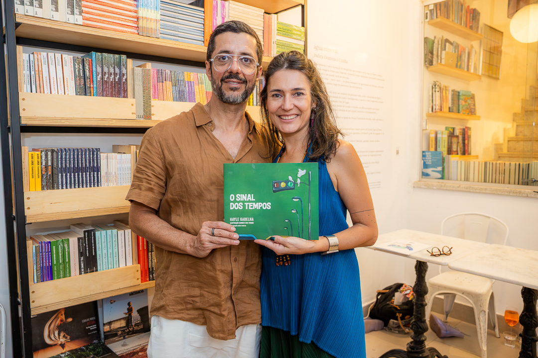 Na livraria Platô, Maíra Gadelha apresenta o livro O Sinal dos Tempos - Livro Livro - GPS Brasília - Portal de Notícias do DF