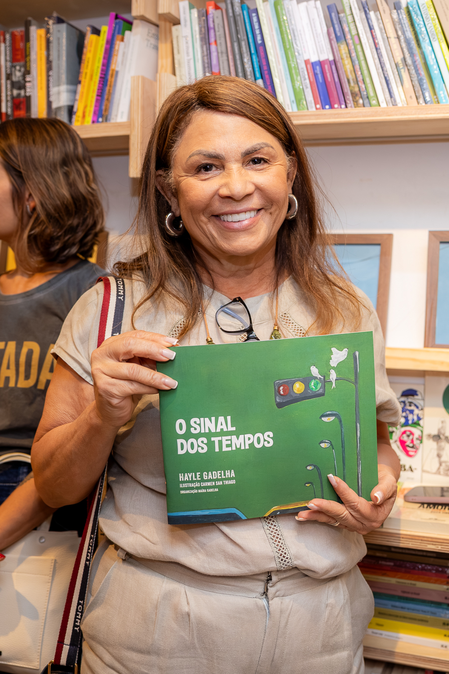Na livraria Platô, Maíra Gadelha apresenta o livro O Sinal dos Tempos - Livro Livro - GPS Brasília - Portal de Notícias do DF
